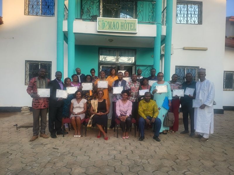 20 Gradués du Cameroon Field Epidemiology Training Program (CAFETP) Frontline recyclés